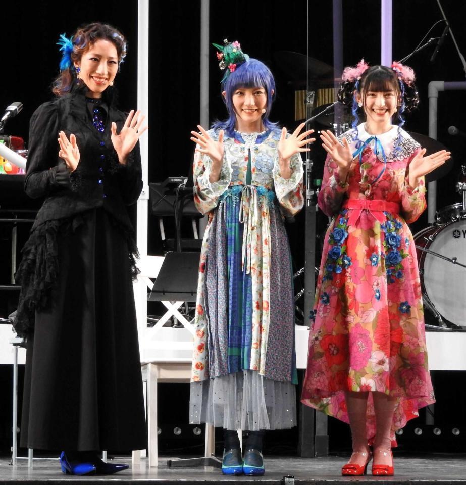 　舞台への意気込みを示す（左から）水夏希、岡田奈々、菅田愛貴