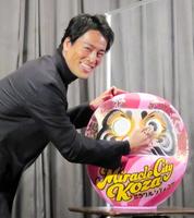 　ダルマに目入れする桐谷健太＝東京・新宿