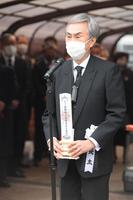 位はいを手にあいさつする長男の石原伸晃氏（撮影・金田祐二）