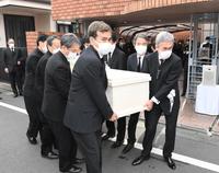 ４人の子供らによって霊柩車に運ばれる父・石原慎太郎氏の棺＝東京都内の自宅（撮影・金田祐二）