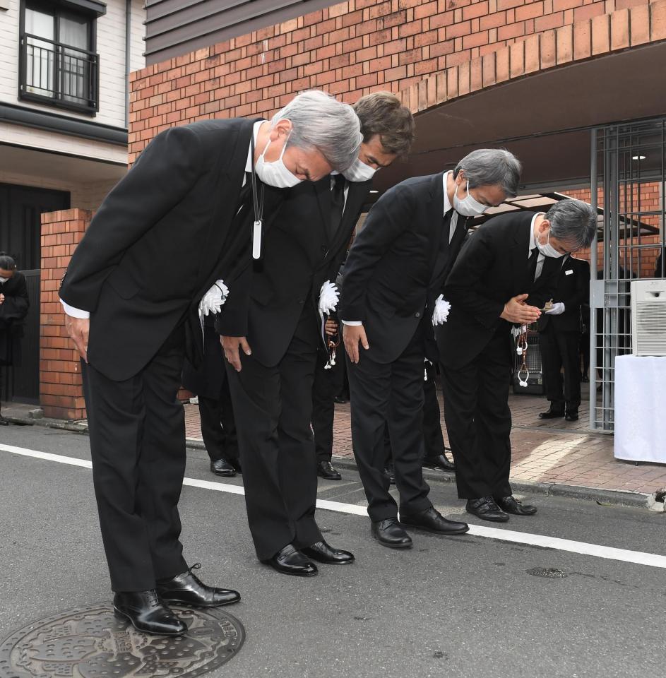 父・石原慎太郎氏の棺を霊柩車に載せ頭を下げる（手前から）伸晃氏、良純氏、宏高氏、延啓氏＝東京都内の自宅（撮影・金田祐二）