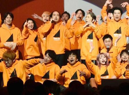 　熱唱する斎藤司（後列中央）ら吉本坂４６メンバー