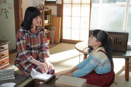 るい（深津絵里）は娘のひなた（新津ちせ）に、ラジオで英語会話を聴くように勧める