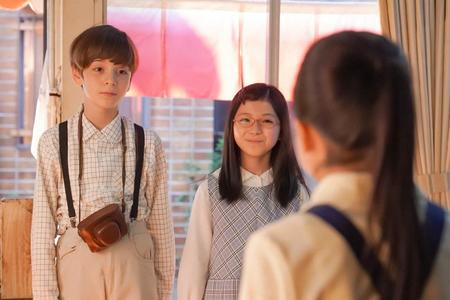 小夜子（竹野谷咲・中央）が店に連れて来たビリー（幸本澄樹）を見て驚くひなた（新津ちせ）