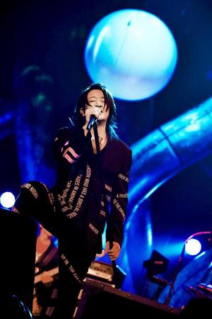 　熱唱するＧＬＡＹのＴＥＲＵ