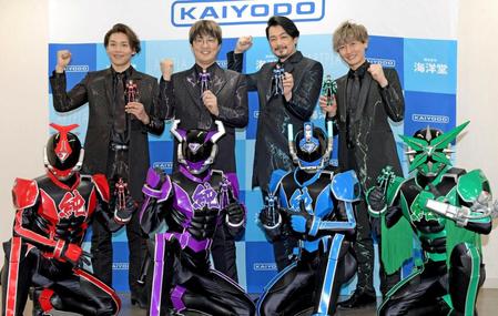 　純烈ジャーと共に自身のフィギュアを手に笑顔を見せる＝幕張メッセ（撮影・三好信也）