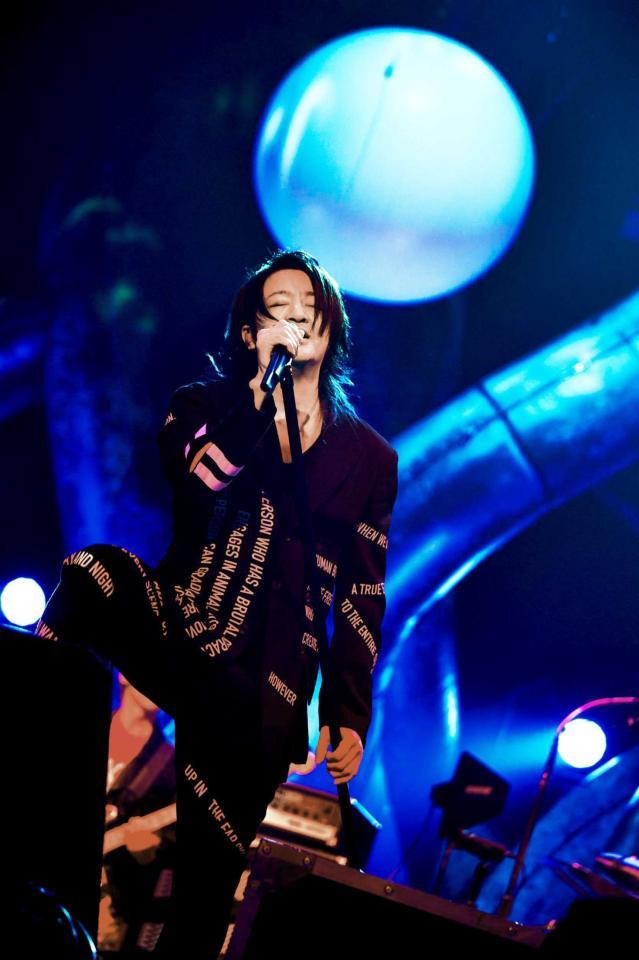 　熱唱するＧＬＡＹのＴＥＲＵ