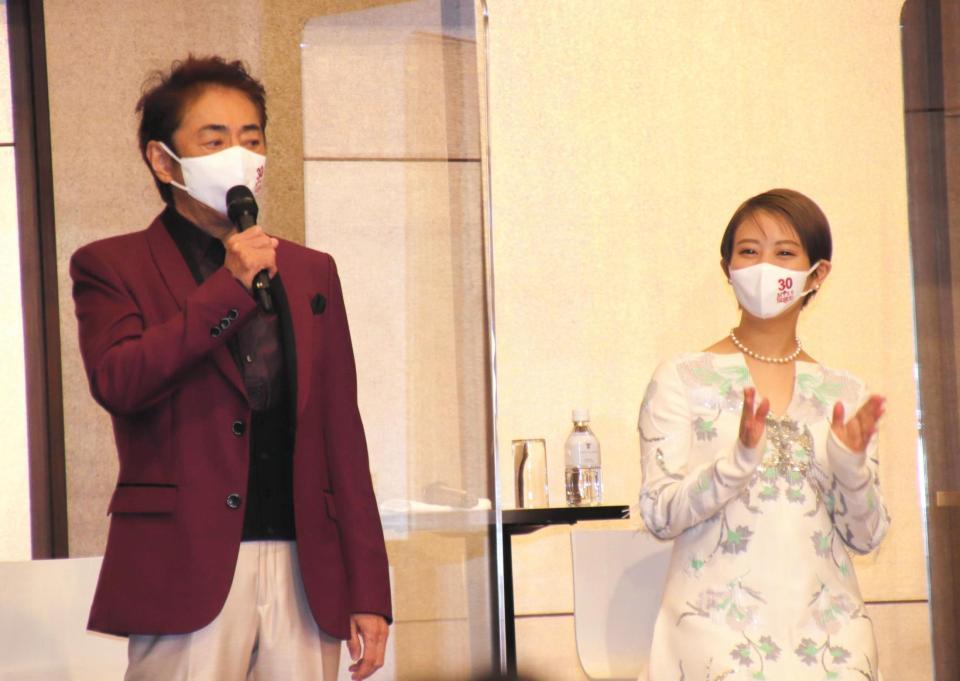 エンジニア役の思い入れを語った市村正親とキム役の高畑充希＝東京・丸の内