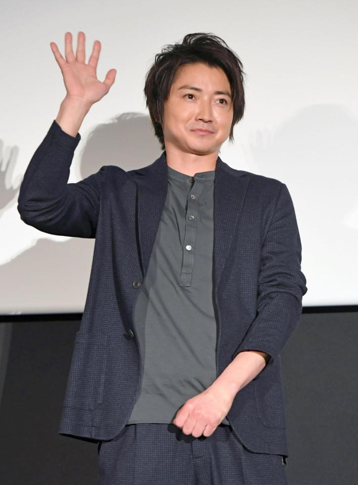 松山ケンイチが電話出演となり、一人で壇上に立った藤原竜也＝東京・丸の内ピカデリー（撮影・三好信也）