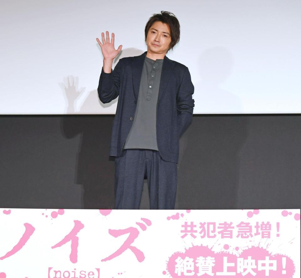 松山ケンイチが電話出演となり、一人で壇上に立った藤原竜也＝東京・丸の内ピカデリー（撮影・三好信也）