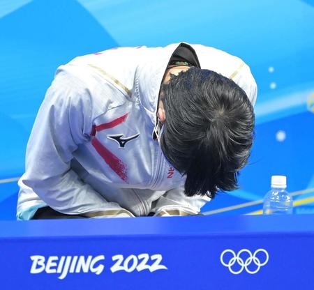 　キスアンドクライで深々とお辞儀する羽生結弦（撮影・高部洋祐）