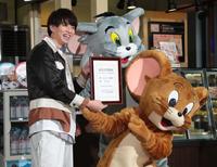 　「トムとジェリーのお誕生日」記念日登録証を持つはじめしゃちょー（左）とトムとジェリー（撮影・中島達哉）