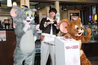 　バースデーケーキと一緒に写るはじめしゃちょー（中央）とトムとジェリー（撮影・中島達哉）