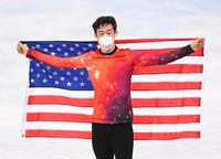 　米国国旗を手にする優勝したネーサン・チェン（撮影・堀内翔）