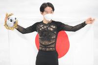 　日の丸を手にする準優勝の鍵山優真（撮影・堀内翔）