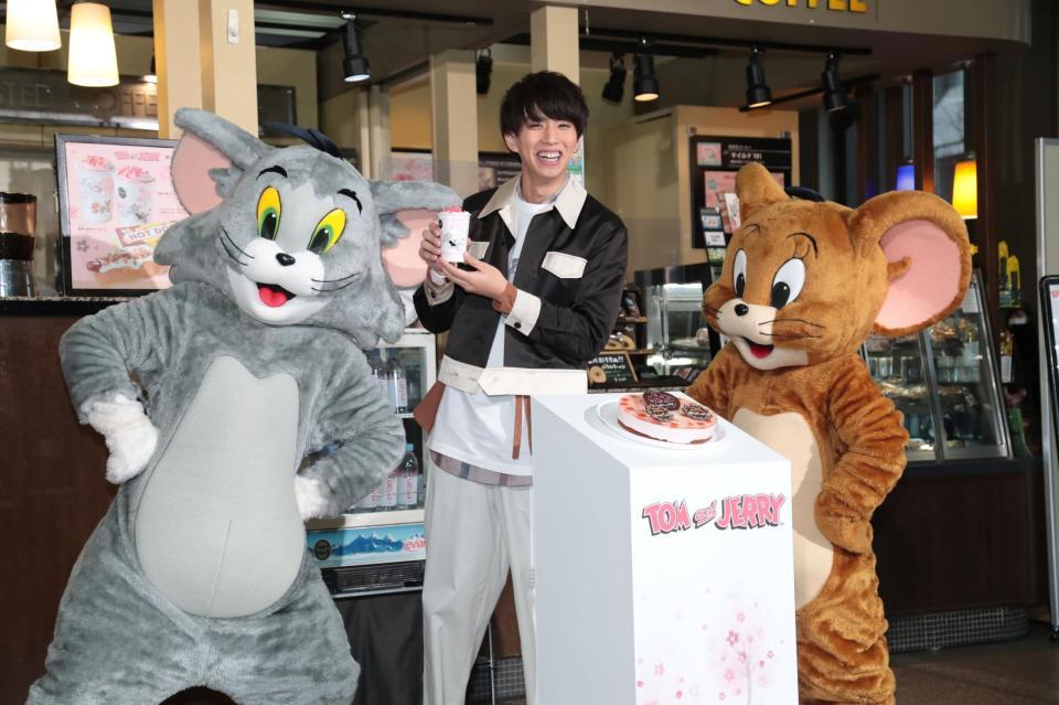 　バースデーケーキを囲むはじめしゃちょー（中央）とトムとジェリー（撮影・中島達哉）