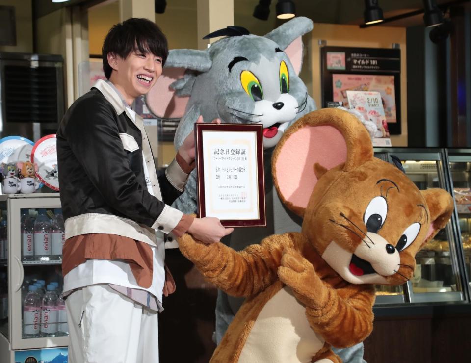 　「トムとジェリーのお誕生日」記念日登録証を持つはじめしゃちょー（左）とトムとジェリー（撮影・中島達哉）
