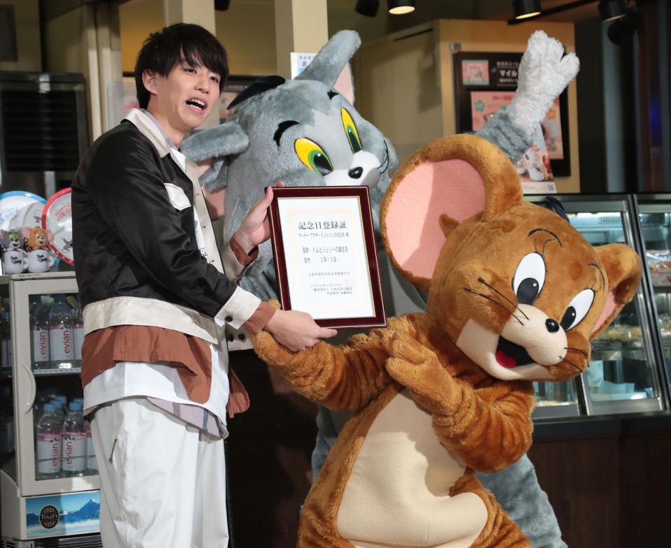 　「トムとジェリーのお誕生日」記念日登録証を持つはじめしゃちょー（左）とトムとジェリー（撮影・中島達哉）