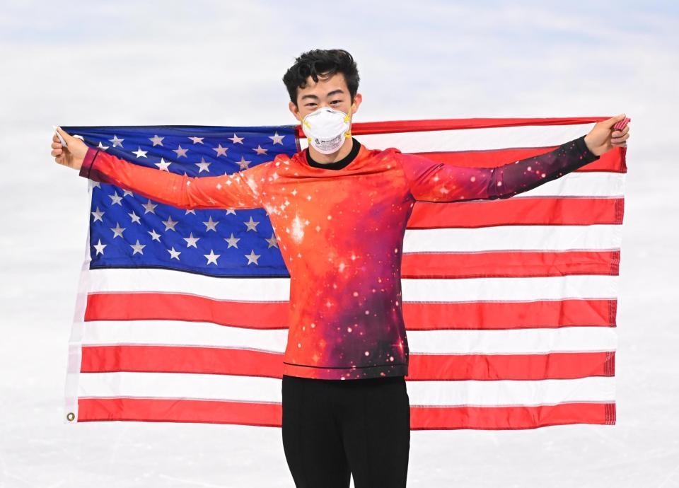 　米国国旗を手にする優勝したネーサン・チェン（撮影・堀内翔）