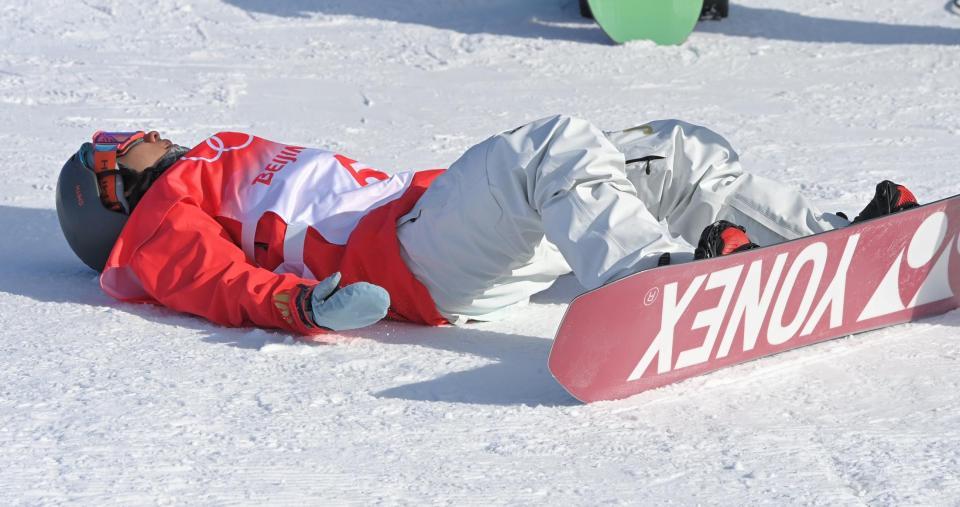 　３回目の演技に失敗し、雪上に倒れ込む平野流佳（撮影・高部洋祐）