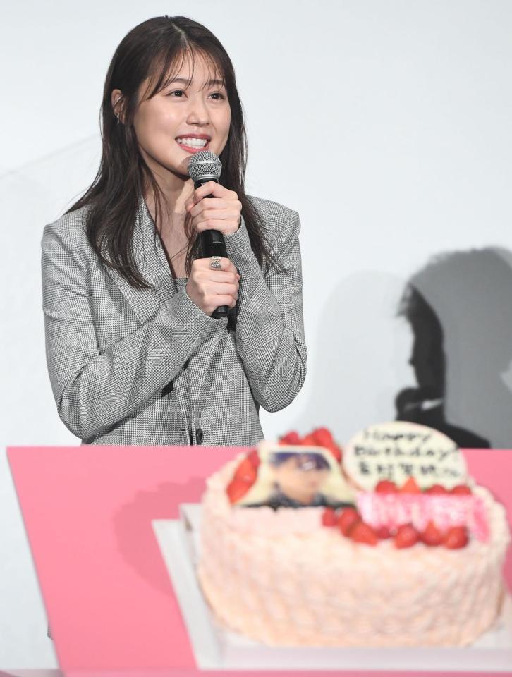 　誕生日ケーキを贈られ、笑顔の有村架純（撮影・金田祐二）