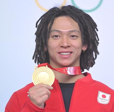 　金メダルを手にする平野歩夢（撮影・高部洋祐）