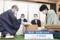 　第７１期ＡＬＳＯＫ杯王将戦七番勝負第４局２日目、対局開始を前に１日目の差し手を再現する渡辺明王将（左）と藤井聡太竜王（代表撮影）