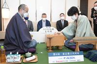 　第７１期ＡＬＳＯＫ杯王将戦七番勝負第４局２日目、対局開始を前に１日目の差し手を再現する渡辺明王将（左）と藤井聡太竜王（代表撮影）