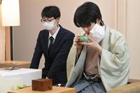 　第７１期ＡＬＳＯＫ杯王将戦七番勝負第４局２日目、対局開始前にお茶を飲む藤井聡太竜王（代表撮影）