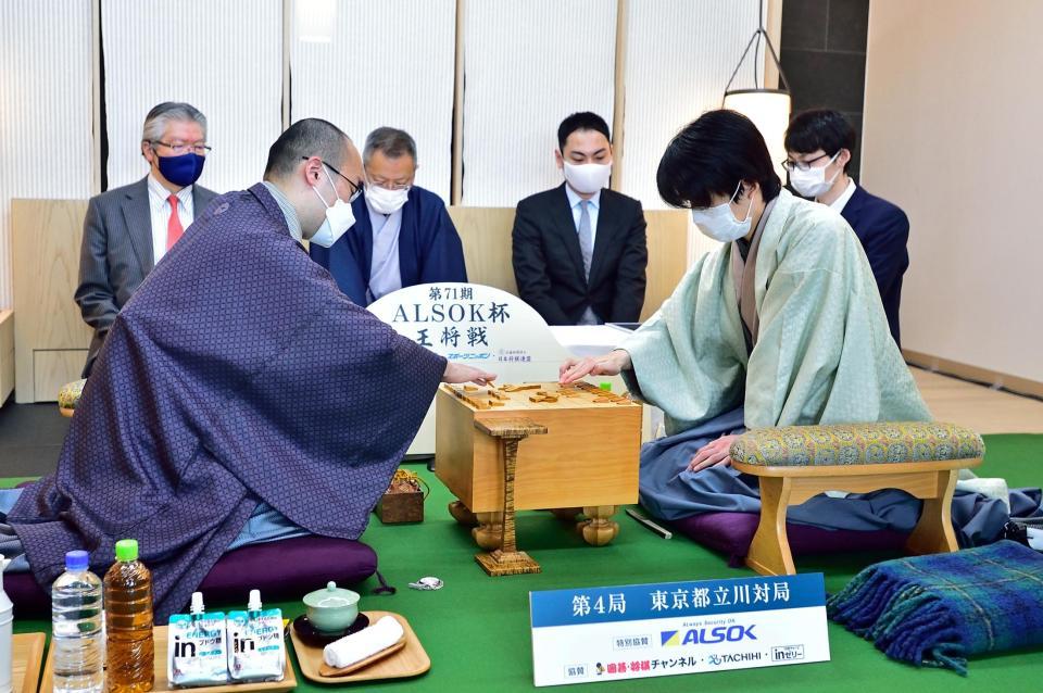 王将戦第４局２日目の対局を始める渡辺明王将（左）と藤井聡太竜王（日本将棋連盟提供）