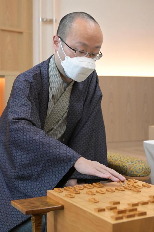 　第７１期ＡＬＳＯＫ杯王将戦七番勝負第４局２日目、対局開始を前に１日目の差し手を再現する渡辺明王将（代表撮影）