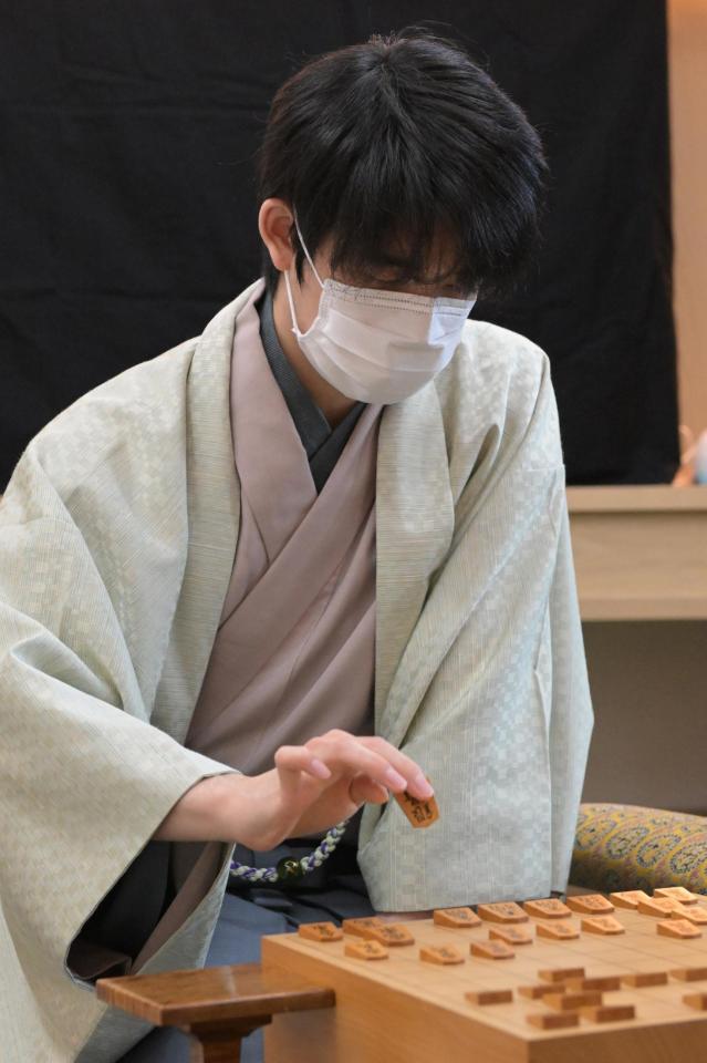 　第７１期ＡＬＳＯＫ杯王将戦七番勝負第４局２日目、対局開始を前に１日目の差し手を再現する藤井聡太竜王（代表撮影）
