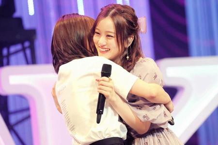 　ハグをされて笑顔を見せる星野みなみ＝都内