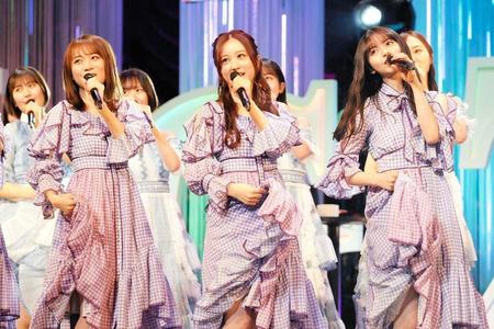 　乃木坂メンバーらと笑顔でパフォーマンスする星野みなみ（中央）＝都内
