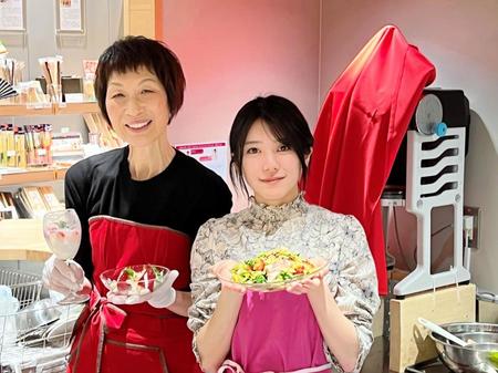 奈良産のいちごを使って料理を披露したＡＫＢ４８大西桃香（右）と浜内千波さん＝東京・奈良まほろば館