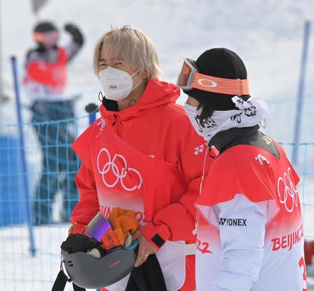 　平野歩夢（右）と談笑する戸塚優斗（１１日）