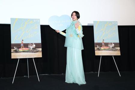 フォトセッションに笑顔で応えるＥＬＡＩＺＡ＝東京・ＴＯＨＯシネマズ日本橋（撮影・中島達哉）