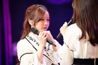 　卒業セレモニーで号泣する星野みなみ＝都内