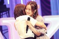 　ハグをされて笑顔を見せる星野みなみ＝都内