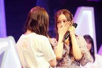 　卒業セレモニーで号泣する星野みなみ＝都内