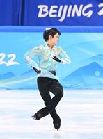 ４回転半アクセルの着氷でバランスを崩す羽生結弦＝北京市内（撮影・堀内翔）