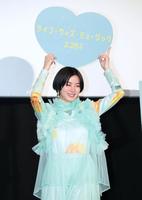 フォトセッションに笑顔で応えるＥＬＡＩＺＡ＝東京・ＴＯＨＯシネマズ日本橋（撮影・中島達哉）