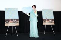 フォトセッションに笑顔で応えるＥＬＡＩＺＡ＝東京・ＴＯＨＯシネマズ日本橋（撮影・中島達哉）