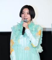 登壇イベントで質問に答えるＥＬＡＩＺＡ＝東京・ＴＯＨＯシネマズ日本橋（撮影・中島達哉）