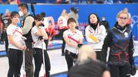 　第８エンド　ロシア選手を見つめる（左から）吉田知、吉田夕、鈴木、藤沢＝１２日