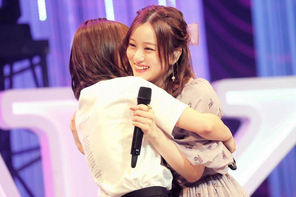 　ハグをされて笑顔を見せる星野みなみ＝都内