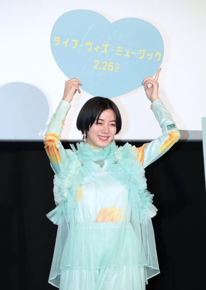 フォトセッションに笑顔で応えるＥＬＡＩＺＡ＝東京・ＴＯＨＯシネマズ日本橋（撮影・中島達哉）