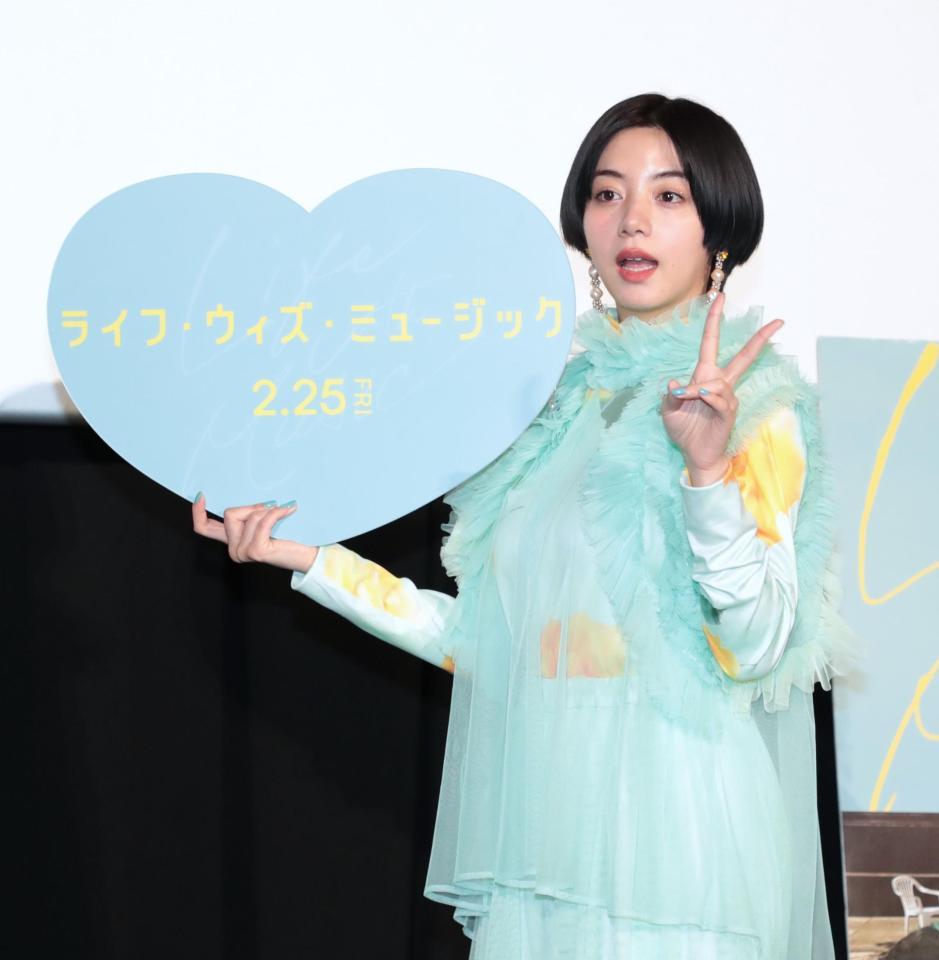 プレミア試写会に登壇したＥＬＡＩＺＡ＝東京・ＴＯＨＯシネマズ日本橋（撮影・中島達哉）