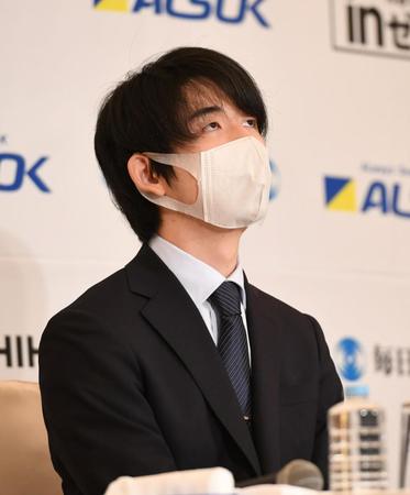 　会見の合間に少し疲れた表情をみせる藤井聡太新王将＝パレスホテル立川（撮影・三好信也）