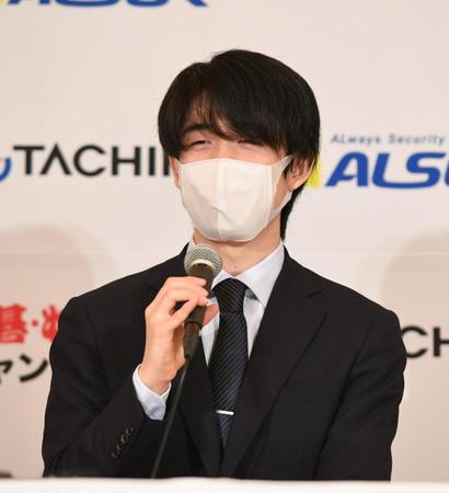 　王将戦を制し一夜明け会見をみせる笑顔の藤井聡太新王将＝パレスホテル立川（撮影・三好信也）